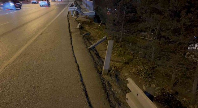 Bağcılarda kontrolden çıkan otomobil bariyerleri aşıp yol kenarına uçtu: 2 yaralı