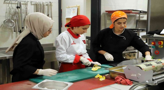 Bağcılarda liseli öğrencileri yemek pişirme eğitimi alıp, gelir elde ediyor