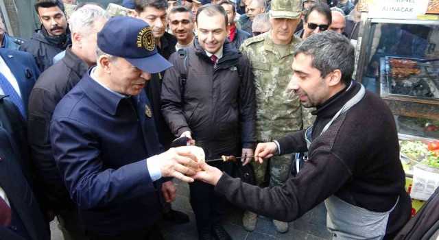 Bakan Akar, Diyarbakırda vatandaşlarla buluştu