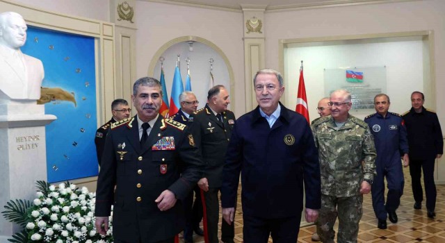Bakan Akar için Azerbaycan Savunma Bakanlığında askeri tören düzenlendi