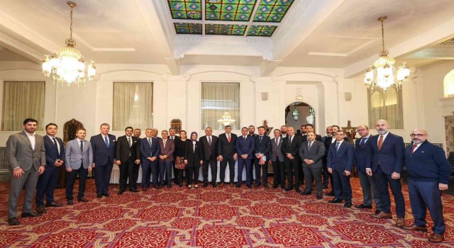 Bakan Çavuşoğlu, Cezayirde Türk iş adamlarıyla bir araya geldi