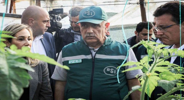 Bakan Kirişci, Kumlucada selden etkilenen seraları ziyaret ederek incelemelerde bulundu