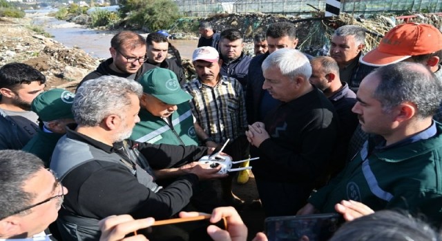 Bakan Kirişci, selden zarar gören sera ve tarım arazilerini inceledi
