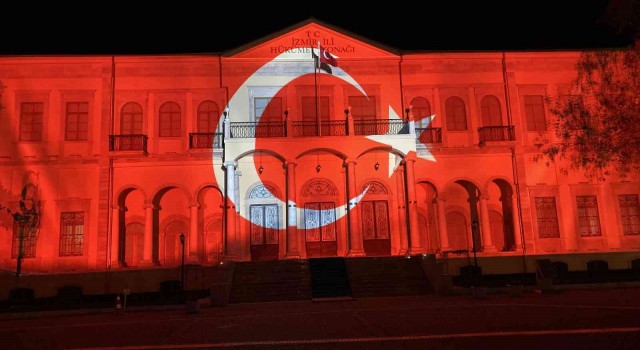 Bakan Nebati, İzmir İktisat Kongresinin 100. yılına özel ışık gösterisini izledi