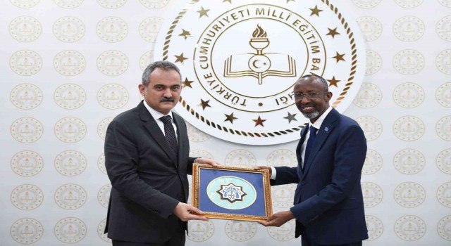 Bakan Özer, Somalili mevkidaşı Mohamed ile görüştü