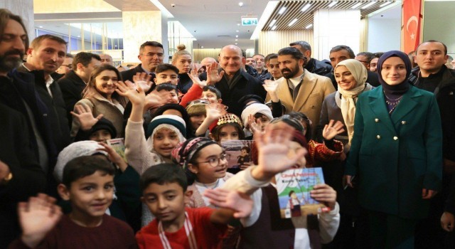 Bakan Soyluya çocuklardan sıcak karşılama