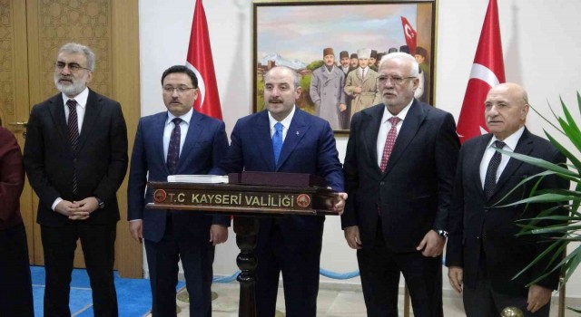 Bakan Varanktan Vali Çiçeke ziyaret