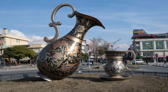 Bakır görünümlü obje Refahiye Kaymakamlığına hibe edildi