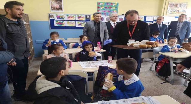 Balık Sağlıktır, Balık Başarıdır sloganıyla öğrencilere balık ekmek dağıtıldı