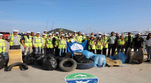 Balıkçı Barınağından 200 kilogram atık toplandı