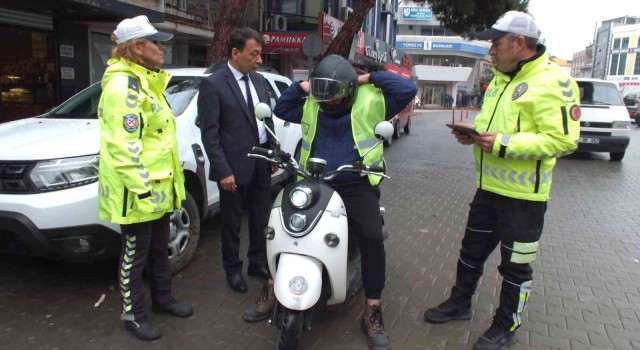 Balıkesirde polis ceza için değil, yelek hediye etmek için durdurdu