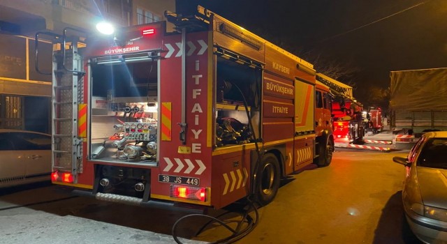 Balkonda çıkan yangın itfaiye ekipleri tarafından söndürüldü