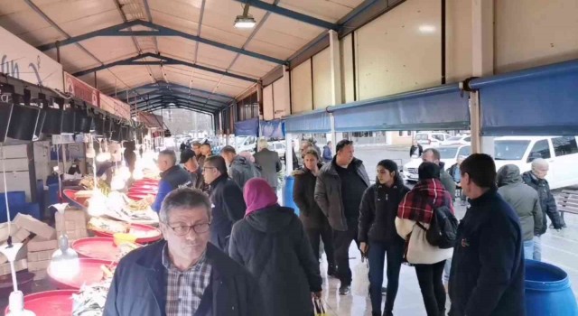 Bandırma balık halinde hareketlilik dikkat çekiyor