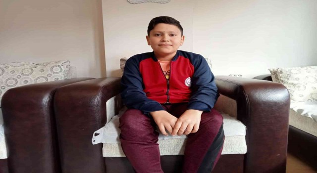 Başıboş köpeğin saldırısına uğrayan 12 yaşındaki çocuk ölümden döndü