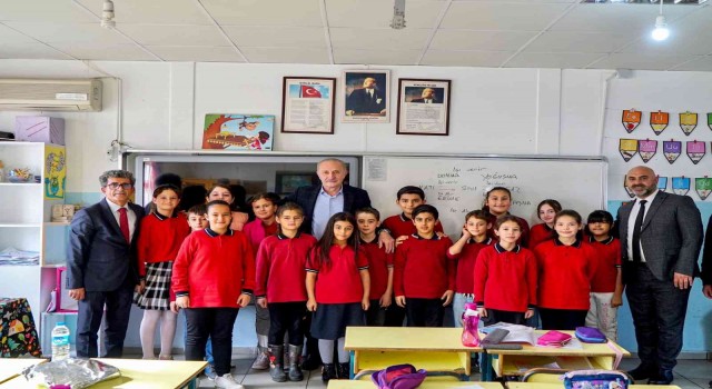 Başkan Atabay, minik öğrenin ricasını kırmadı