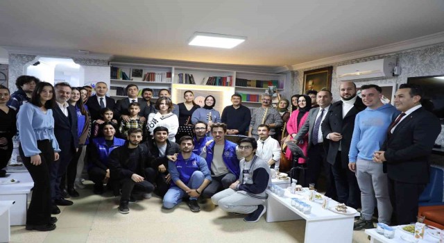 Başkan Çelik gönüllü gençlerle buluştu