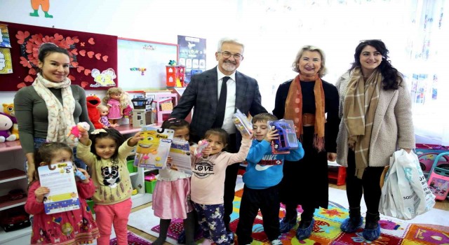 Başkan Erdemden çocukların yüzünü güldürdü