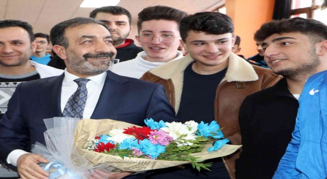 Başkan Göğebakan, liseli gençlerle bir araya geldi