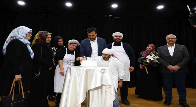 Başkan Özdemire ailesinden doğum günü sürprizi