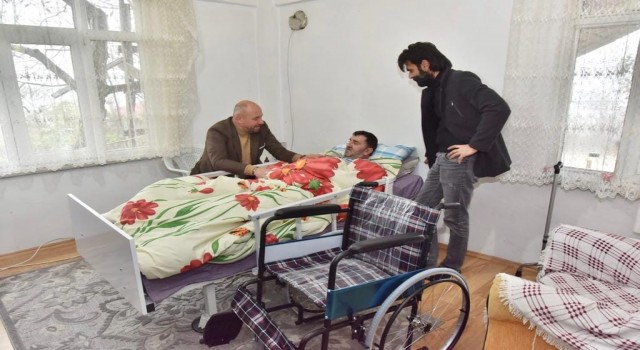 Başkan Togardan engellilere tekerlekli sandalye teslimi