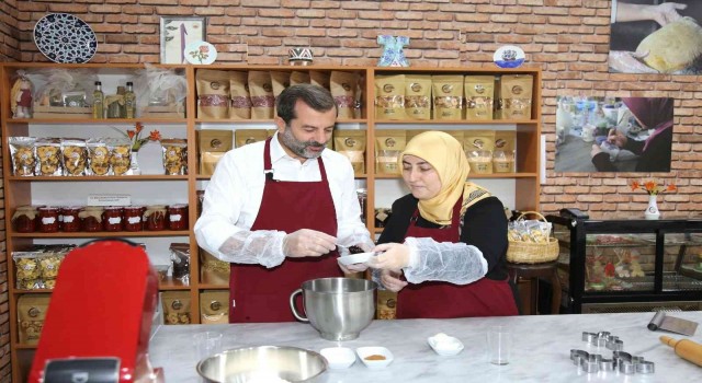 Başkan ve eşi engelliler için mutfağa girdi