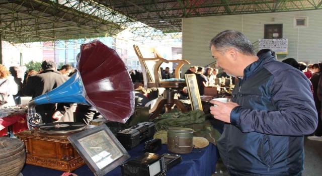 Başkentte antika meraklılarından yılın son antika pazarına yoğun ilgi
