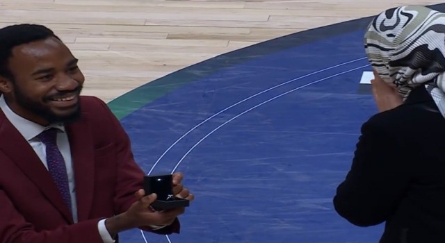Basketbol Şampiyonlar Ligi maçında sürpriz evlilik teklifi