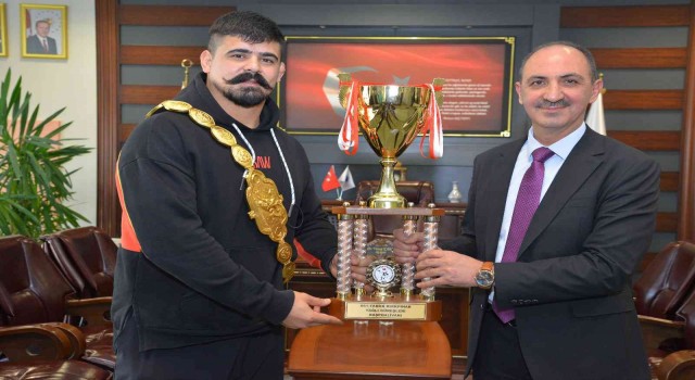 Başpehlivanı Şimşek Rektör Karakayayı Ziyaret Etti