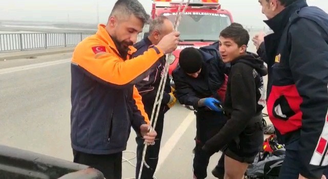 Batman Çayında mahsur kalan kedi için gitti, kendisi mahsur kaldı