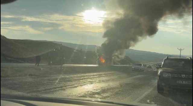 Batmanda seyir halindeki tır alev topuna döndü
