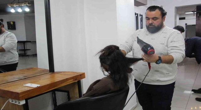 Batmanlı kuaförden Engelliler Gününde engelli vatandaşlara ücretsiz hizmet