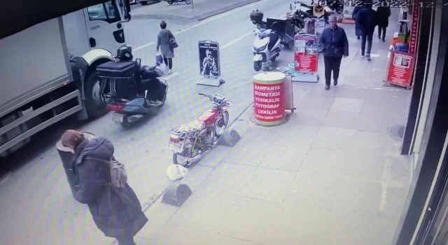 Bayrampaşada feci kaza kamerada: Kamyonet yolun karşısına geçmeye çalışan kadını ezdi