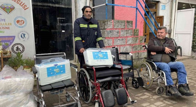 Belediyenin temizlik işçisi, promosyonuyla engelli vatandaşa tekerlekli sandalye aldı