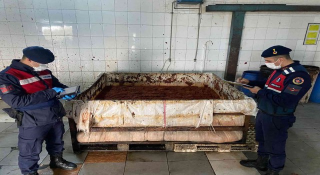 Besi çiftliğinde sağlıksız koşullarda ürettikleri salçayı vatandaşa yedireceklerdi