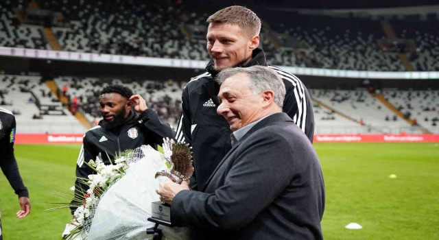 Beşiktaş, Dünya Kupasında forma giyen isimlere plaket verdi