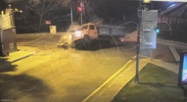 Beşiktaşta katliam gibi kaza kamerada: Sürücü camdan yola fırladı