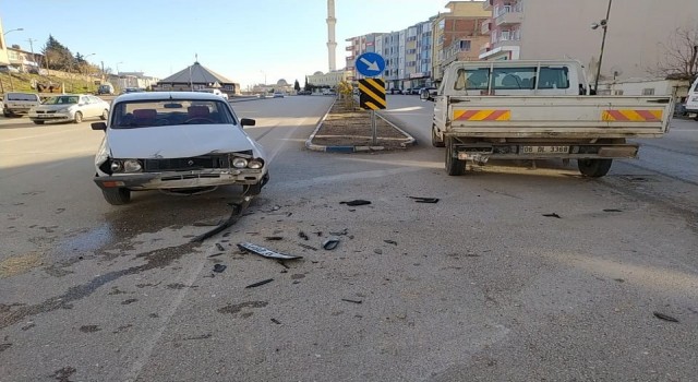 Besnide 2 araç kafa kafaya çarpıştı