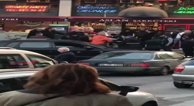 Beylikdüzünde bıçaklı kavga anları kamerada