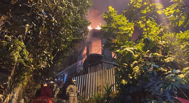 Beyoğlunda evsizlerin kaldığı 3 katlı metruk bina alev alev yandı