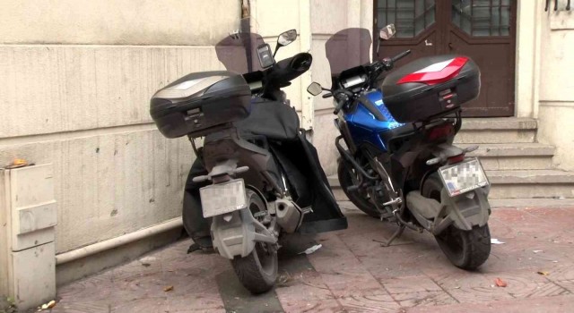 Beyoğlunda yüklü miktarda para taşıyan motosikletli 2 kurye silahlı gaspçıların hedefi oldu