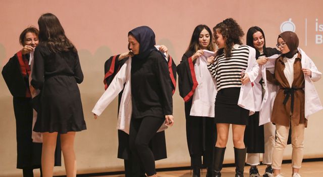 Bilgi Sağlık öğrencileri ‘Beyaz Önlük Giyme Töreni’nde mesleğe ilk adımlarını attı