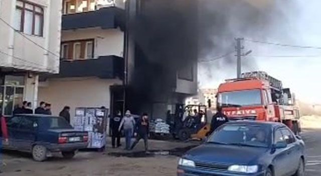 Binanın zemin katında çıkan yangın korkuttu