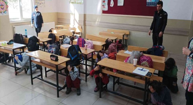 Bingöl AFAD, öğrencilere hem hediye hem de eğitim verdi