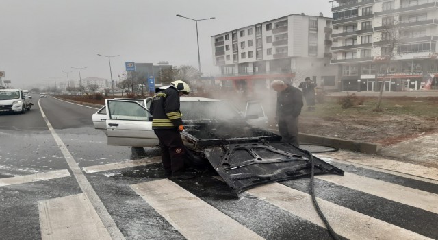 Bingölde bir anda alev alan otomobil kullanılamaz hale geldi