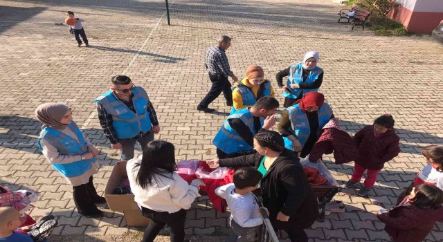 ‘Bir çocuk da sen giydir dediler, çocukların yüzünü güldürdüler