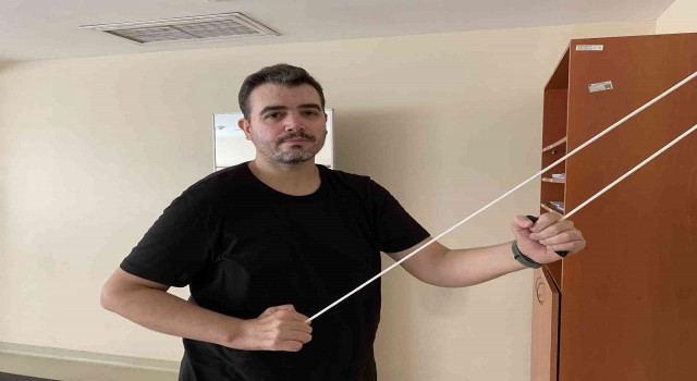 Bir gecede parmağını bile oynatamaz hale geldi, fizik tedaviyle hayata döndü