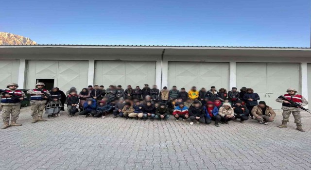 Bitliste 60 düzensiz göçmen ve iki organizatör yakalandı
