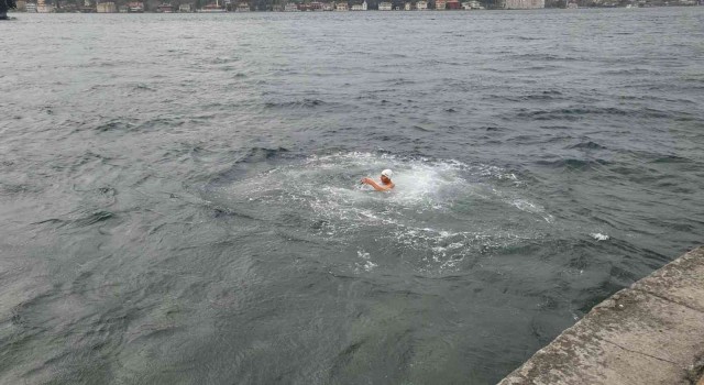 Boğazdaki akıntıya meydan okuyor