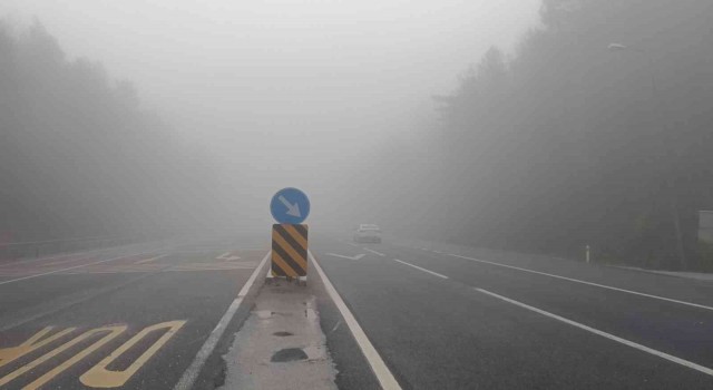 Bolu Dağında sis sürücülere zor anlar yaşattı