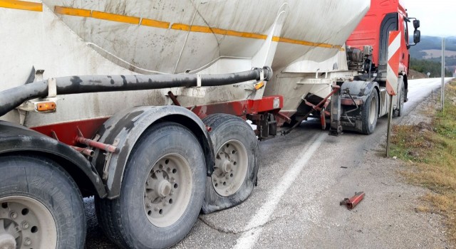 Boluda minibüs ile tır çarpıştı: 2 yaralı